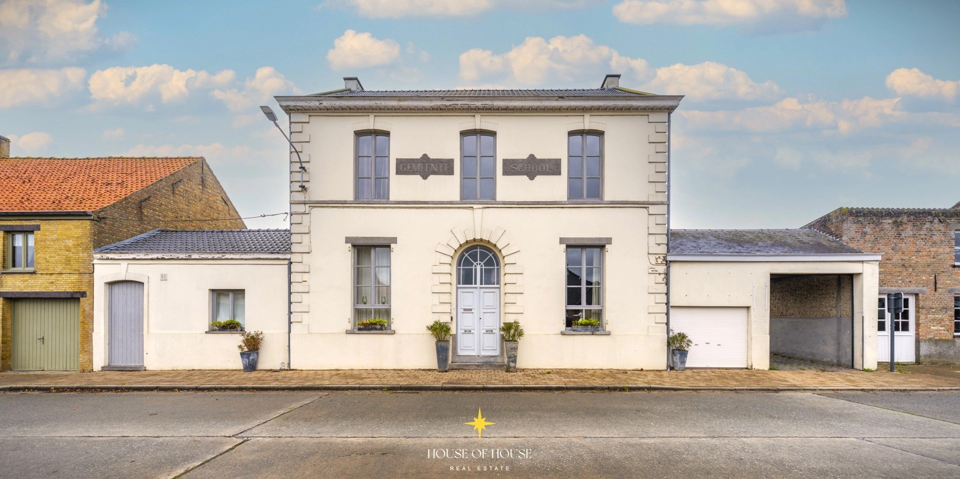 Exceptional property: Old municipal school in Pollinkhove with headmaster's residence, 3 flats and studio &ndash; no renovation required